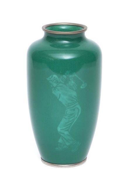 Vase en cloisonné de couleur vert foncé avec un motif rare figurant un joueur de golf dans des tons verts plus clair