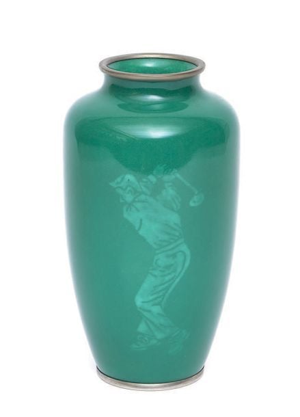 VASE en cloisonné de couleur vert foncé orné d'un motif représentant un joueur de golf dans des tons verts plus clair