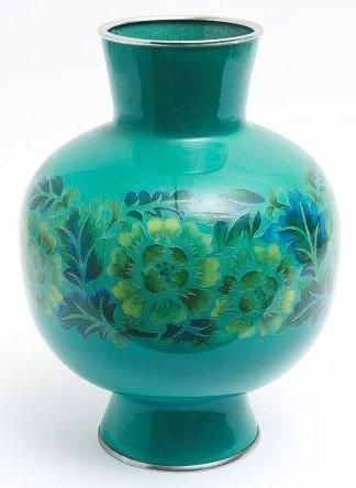 Vase en cloisonné de couleur verte avec bordures argentées et décoré d'une frise à motifs floraux figurant plusieurs nuances de ver