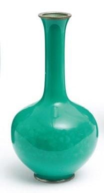 Vase en cloisonné de couleur verte avec une frise à motifs floraux d'une nuance de vert plus clair