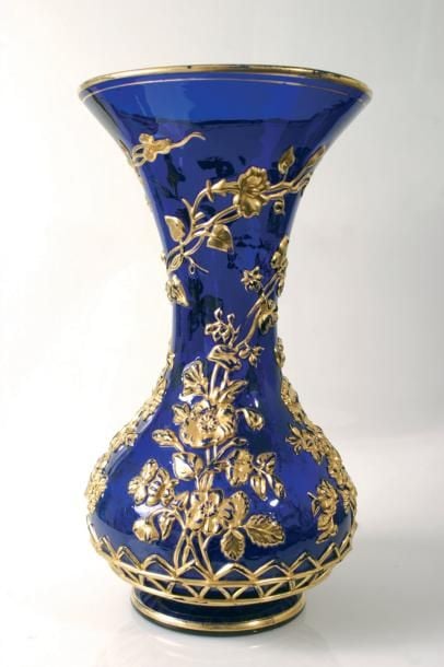 Vase en cristal bleu à décor moulé et doré de branches fleuries et de liseron