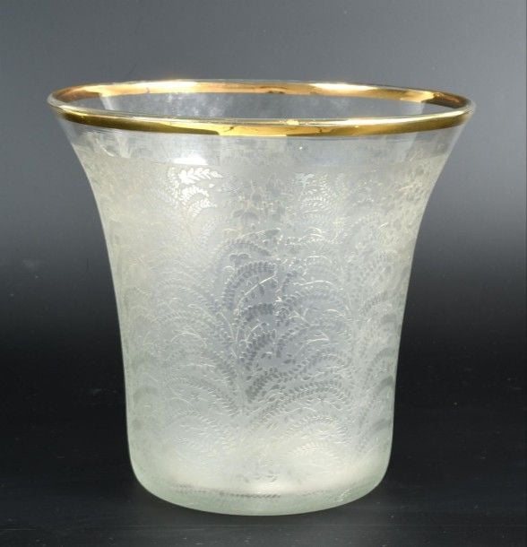 Vase en cristal de section circulaire à lèvre évasée, le pourtour à décor foral tapissant dégagé à l'acide, la lèvre doré