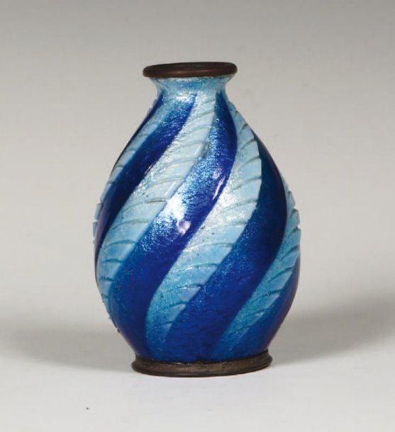 Vase en cuivre à corps ovoïde sur talon plat et col épaul