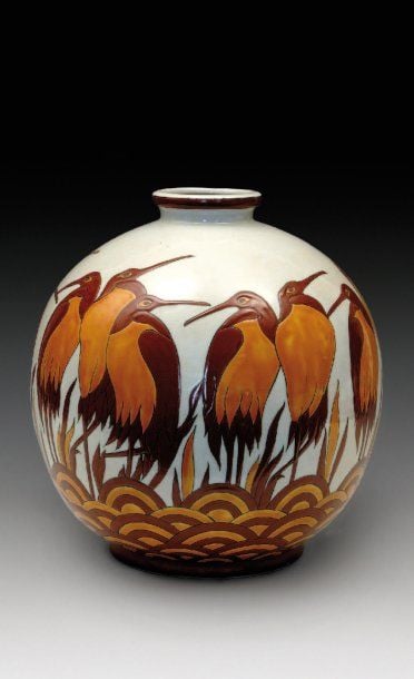 Vase en faïence à corps sphérique et col annulair