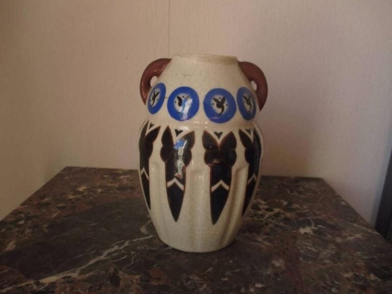 Vase en faïence émaillée et craquelée à deux anses à décor polychromes de motifs stylisé