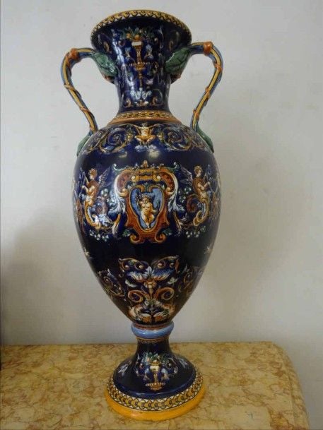 Vase en faïence néo-renaissan