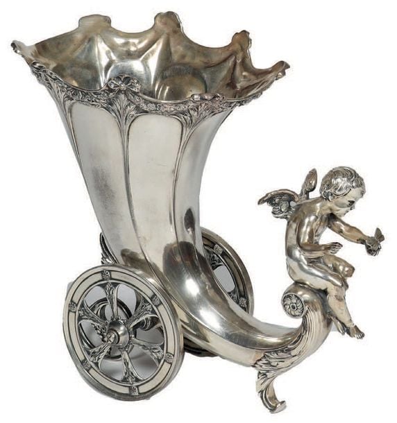 VASE en forme de corne d'abondance conduite sur un char mené par un angelot en métal argenté