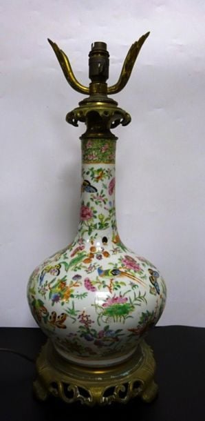 VASE EN FORME DE SPHERE CELESTE EN PORCELAINE DANS LE GOUT DE LA FAMILLE ROSE