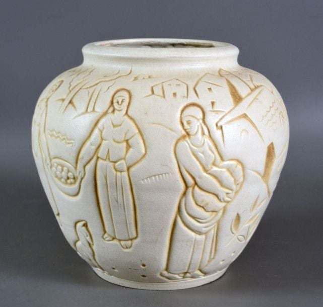 Vase en grès à fond crème à décor incisé représentant des paysannes près d'un hamea