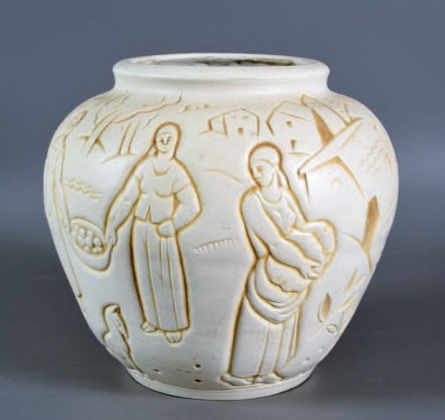 Vase en grès à fond crème à décor incisé représentant des paysannes près d'un hamea