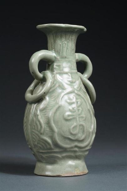 VASE EN GRES PORCELAINEUX MOULE A COUVERTE CELADON