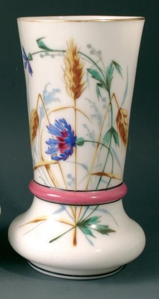 Vase en opaline blanche à décor de bleuets, d'épis de blé et de filet mauv