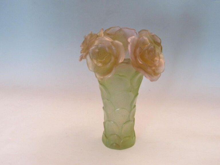 Vase en pâte de verre à décor de roses de couleurs à réflet vert jaune et ros
