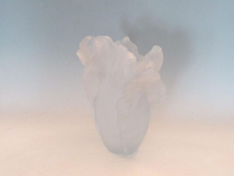 Vase en pâte de verre à décor feuillagé blan