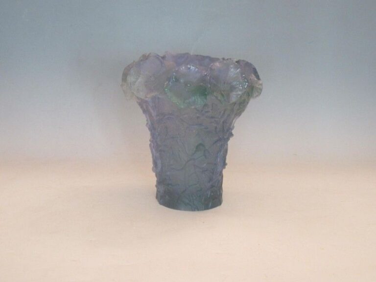 Vase en pâte de verre à décor floral viole