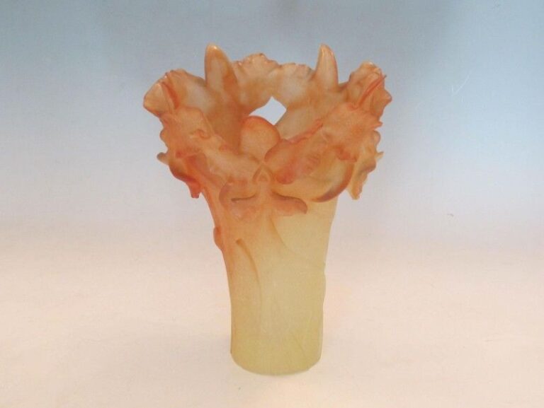 Vase en pâte de verre à décor orange représentant des motifs florau