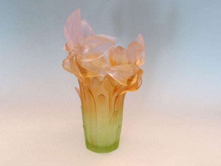 Vase en pâte de verre rose décor flora