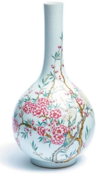 Vase en porcelaine à décor en émaux polychromes de la famille rose (fencai) dans le style de la période Yongzhen