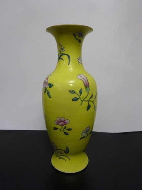VASE EN PORCELAINE A FOND JAUNE A DECOR EMAILLE DANS LE STYLE DE LA " FAMILLE ROSE "