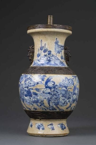 VASE EN PORCELAINE DE NANKING A DECOR DE SCENE DE BATAILLE, FENGWEIZUN