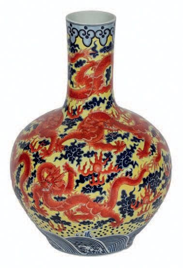 VASE en porcelaine «Dragon à cinq griffes pourchassant la perle sacrée