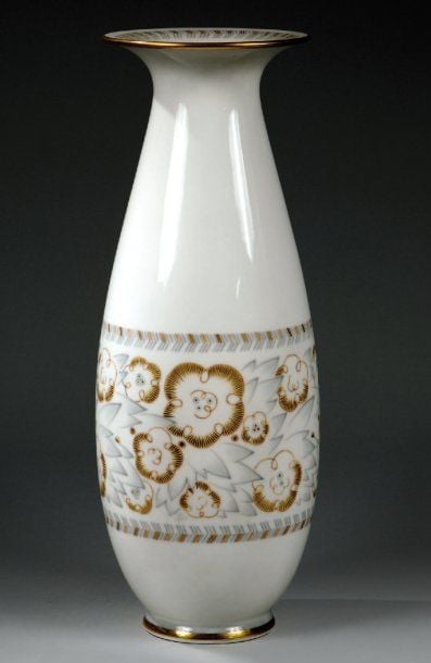 Vase en porcelaine fine à corps ovoïde et col ouvert aplat