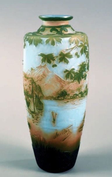 Vase en verre à fond bleu ciel à décor dégagé à l'acide de paysage lacustre et de montagne