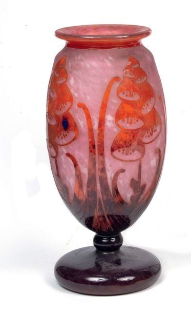 Vase en verre multicouche rouge sur fond rose à décor de digitales ; pied en verre noi