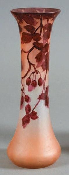 Vase en verre multicouches violet et blanc de forme diabolo à décor de groseille
