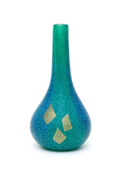Vase en verre parsemé de petites taches rappelant des gouttes d'ea
