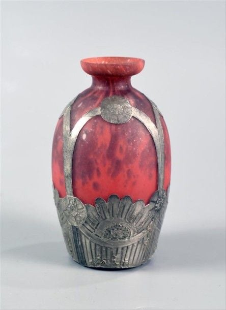 Vase en verre satiné rouge jaspé, décor de corbeilles de fleurs en métal appliqu
