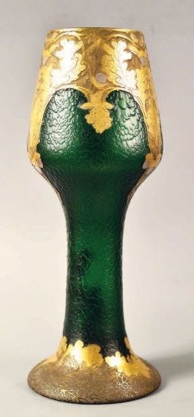 Vase en verre vert givré, décor de feuilles de chêne et de glands dorés et argentés dégagé à l'acid
