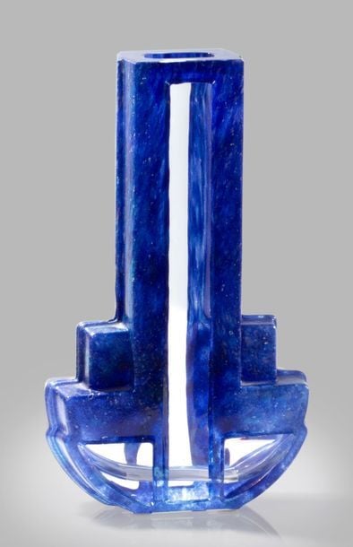 Vase géométrique à section rectangulaire, «Croix de Lorraine», en cristal partiellement doublé de pâte de verre bleu jasp