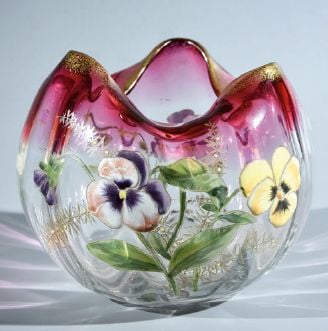 Vase globulaire à bord godronné en verre dégradé violine en partie haute, à décor émaillé de cinq pensée