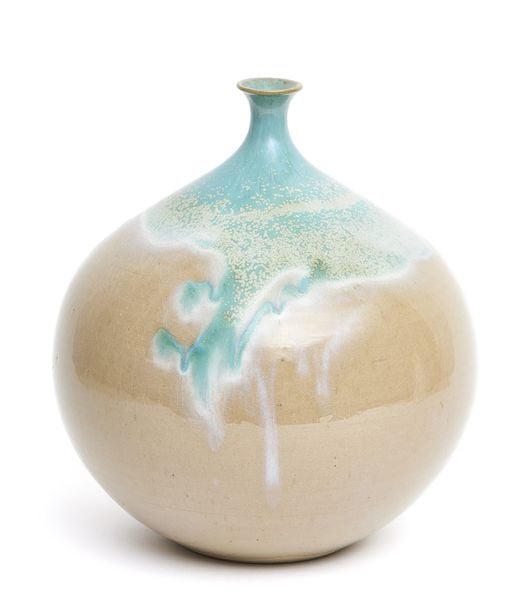 Vase globulaire à col étroit, à glaçure blanc-vert, sur fond crèm
