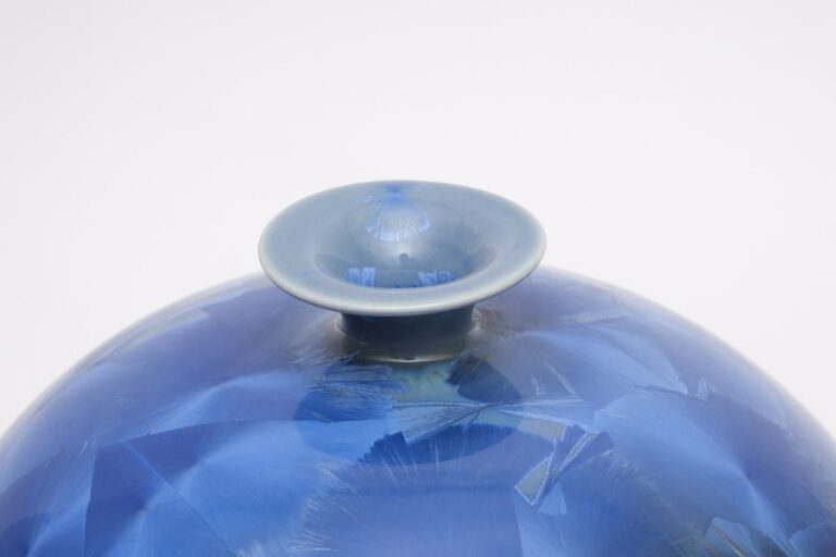 Vase globulaire à col étroit décoré de pastilles bleu clair métalliqu