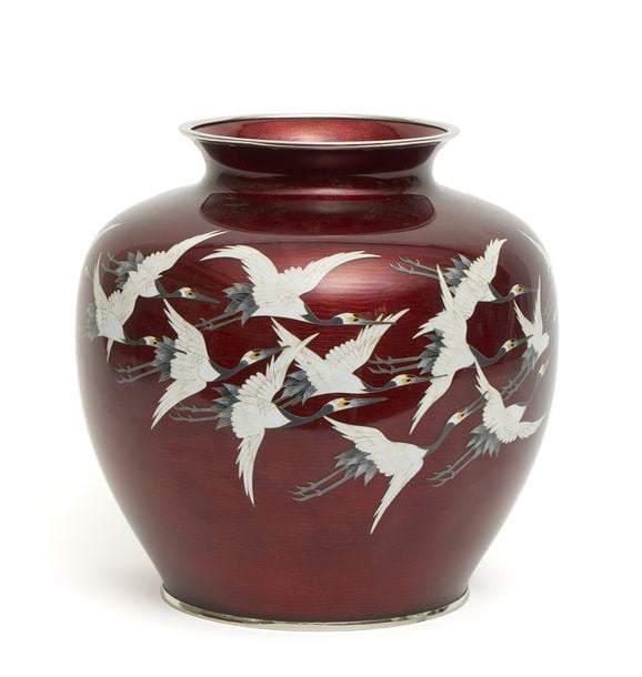 Vase globulaire en cloisonné orné d'un motif de grues en vol sur fond roug