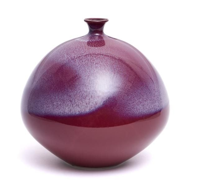 Vase globulaire évasé sur la partie centrale à glaçure rouge parsemée sur quelques endroits de touches bleues-blanches très claires (glaçure jun moderne