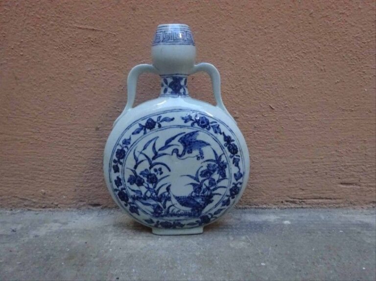 VASE GOURDE EN PORCELAINE BLEU BLANC, BIANHU Chine, Epoque XXe siècle / Copie moderne  A BLUE AND WHITE PORCELAIN MOONFLASK, BIANHU CHina, 20th century / Modern copy