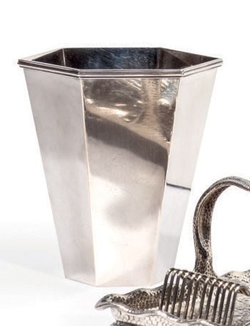 VASE HEXAGONAL en argent uni par Wiwen Nilsson (1897-1974),