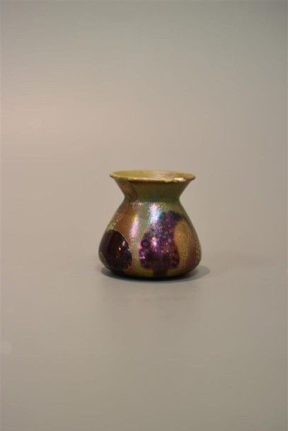 Vase islamisant en grès à col trompette et lustre métallique (égrenures à la lèvre