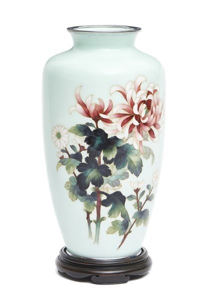 Vase japonais cloisonné par And? shipp? (And? Cloisonné) décoré de fleurs de chrysanthèmes sur fond de couleur vert menth