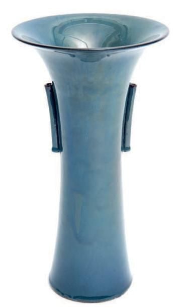 VASE JAPONAIS en forme de gobelet, à glaçure bleu-grise et avec une encolure évasé