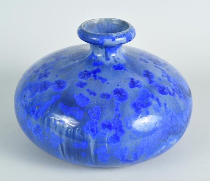 Vase lenticulaire à panse basse, col court et lèvre renflée en grès à décor d'émaux cristallins dans les tonalités bleue