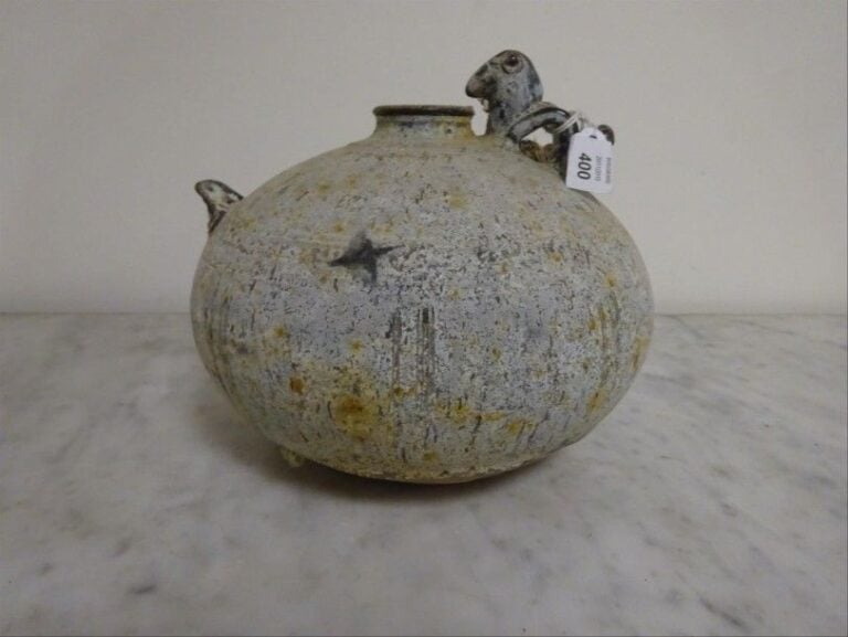 VASE LENTICULAIRE EN CERAMIQUE A ENGOBE ET DECOR ZOOMORPHE Style Thaïlandaise / Sukhothaï H: 16 cm