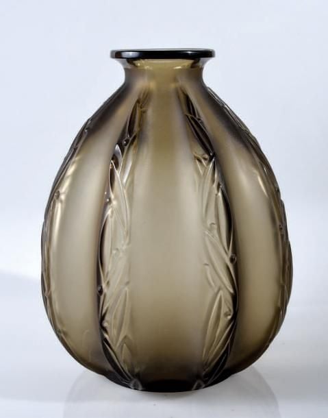 Vase «Les feuillages», en verre fumé moulé à côtes creuses satinées et côtes à motif de feuillage
