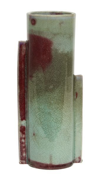 Vase long et rond en céramique garni de glaçure verte et rouge fonc