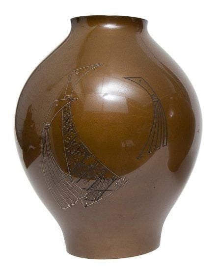 Vase lourd en bronze de couleur marron-ver