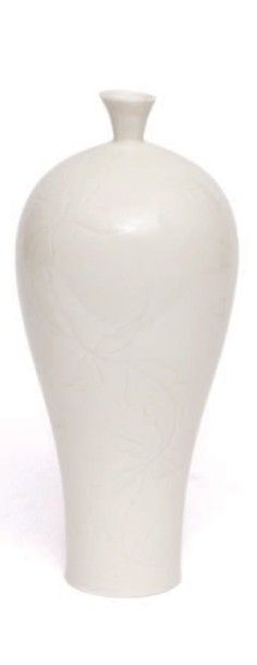 VASE MEIPING en porcelaine blanche décoré de volutes florales incisée