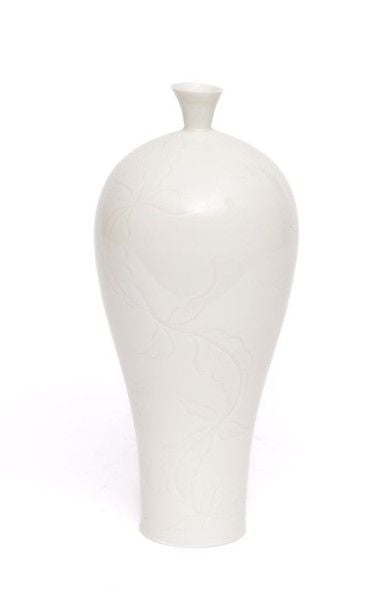 Vase Meiping en porcelaine blanche décoré de volutes florales incisée